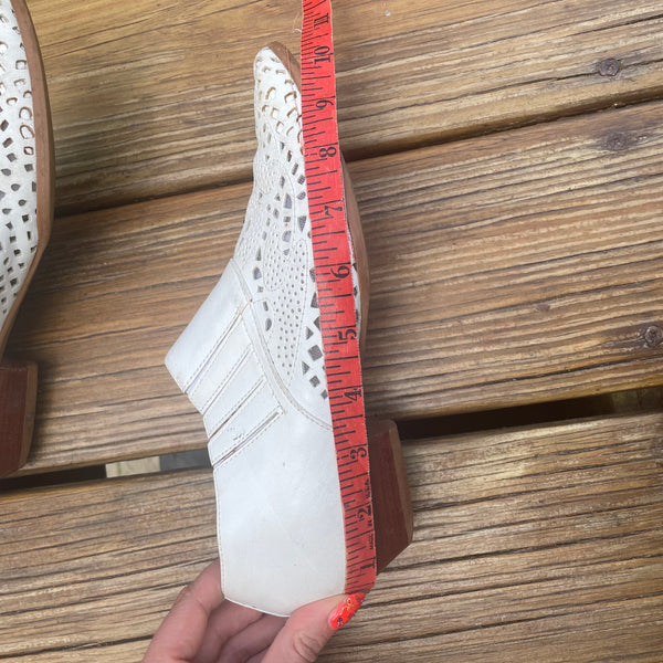 NEED RESOLING - Vintage White Leather Booties Shoes Sz 7