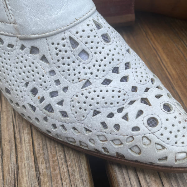 NEED RESOLING - Vintage White Leather Booties Shoes Sz 7
